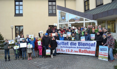 Grüne und Vertreter von ÖDP, BN und anderen vor dem Rathaus in Regenstauf